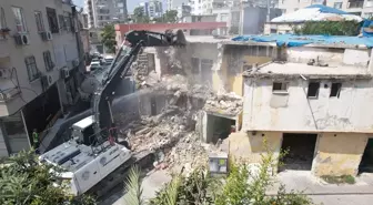 Mersin'de Metruk Bina Kontrollü Şekilde Yıkıldı