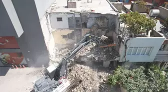 Mersin'de Çökme Riski Taşıyan Metruk Bina Kontrollü Olarak Yıkıldı
