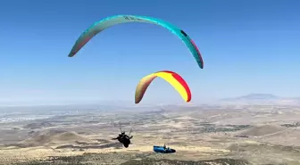 Aksaray'da Yamaç Paraşütü Dünya Kupası Devam Ediyor