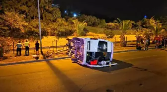 Alanya'da Minibüs Aydınlatma Direğine Çarptı