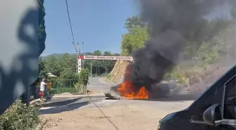 Antalya'da Seyir Halindeki Otomobil Yandı