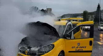 Alanya'da Seyir Halindeyken Yangın Çıkan Taksi Kullanılamaz Hale Geldi