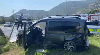 Alanya'da Tur Minibüsü ile Hafif Ticari Araç Çarpıştı: 2 Yaralı