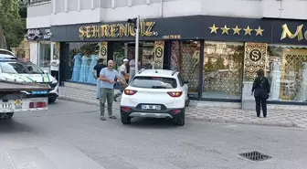 Amasya'da çarpışan iki araçtan birinin iş yerinin vitrin camına çarpması kamerada