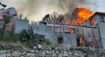 Amasya'da Çıkan Yangında 4 Ev Kül Oldu