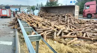Merzifon'da Devrilen Tırın Sürücüsü Yaralandı