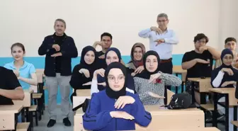 Amasya'da halk eğitimi merkezindeki kursta işaret dili 'kamyon arkası yazılarıyla' öğretiliyor