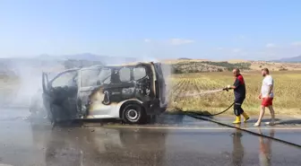Amasya'da Tıbbi İlaç Yüklü Panelvanda Yangın