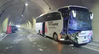 Amasya'da Otobüs-Traktör Çarpıştı