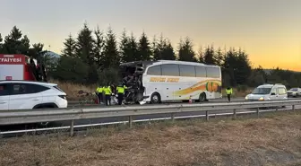 Anadolu Otoyolu'nda Otobüs-Kamyon Çarpışması: 1 Ölü, 10 Yaralı