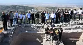 Anadolu Üniversitesi Rektörü Karacahisar Kalesi Kazı Alanını Ziyaret Etti