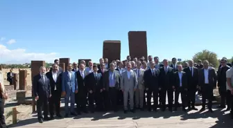Yavuz Ağıralioğlu Ahlat'ta Ziyaretlerde Bulundu