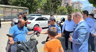 Mersin Anamur'da Motosiklet Sürücülerine Kask Hediyeleri Dağıtıldı