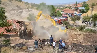 Ankara'da İki Evde Yangın: Eşini Kaybeden Adam Yardım Bekliyor
