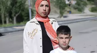 Ankara'da Çocuklarını Okula Götüren Anne Sahipsiz Köpeklerden Korktu