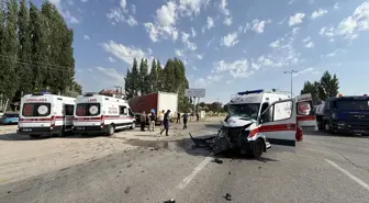 Çubuk'ta Ambulans ile Tır Çarpıştı: 5 Yaralı