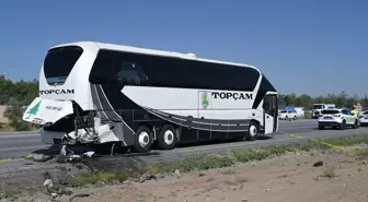Elmadağ'da Trafik Kazası: 2 Ölü, 1 Yaralı