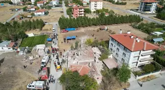 Çubuk'ta Deprem Riski Nedeniyle Tahliye Edilen Bina Çöktü