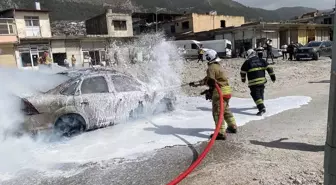 Antakya'da Park Halindeki Otomobil Alev Alev Yandı