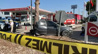 Antalya'da otomobil ağaca çarparak kaza yaptı, sürücü yaşamını yitirdi