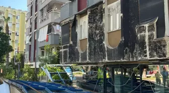 Antalya'da Dış Cephe Kaplaması Düştü, Vatandaşlar Panikledi