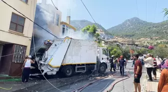 Antalya'da Freni Boşalan Çöp Kamyonu İki Araca Çarptı, Yangın Çıktı