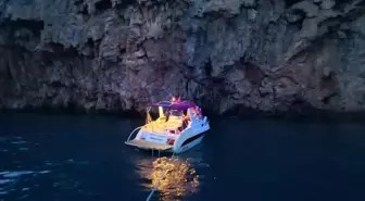 Antalya'da Arızalı Teknedeki 3 Kişi Kurtarıldı