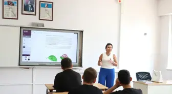 Meme Kanserini Yenerek Okuluna Dönen Öğretmene Sürpriz Kutlama