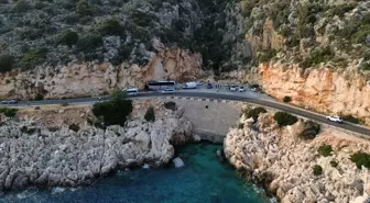 Antalya'da Yolcu Otobüsü Kazası: 8 Yaralı