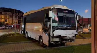 Gazipaşa'da Midibüs ile Hafif Ticari Araç Çarpıştı: 6 Yaralı