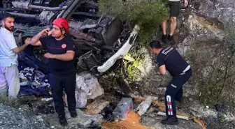 Antalya'da Yumurtayla Yüklü Kamyon Devrildi: Sürücü Hayatını Kaybetti