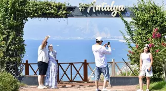 Antalya'da Sıcak Hava ve Yüksek Nem, Plajları Doldurdu