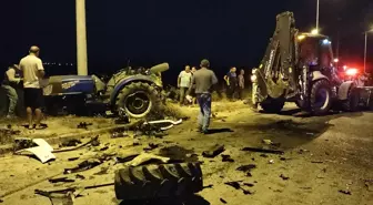 Manavgat'ta Traktör ve Otomobil Çarpıştı: 2 Yaralı