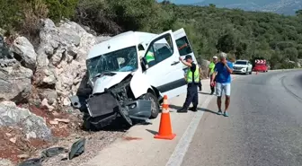 Antalya'da Tur Minibüsü Kayalıklara Çarptı: 17 Yaralı
