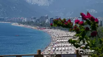 Antalya'da Yüksek Nem ve Sıcak Hava, Sahilleri Doldurdu