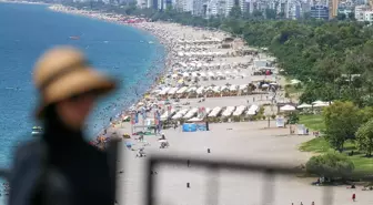 Antalya'da Yüksek Nem ve Sıcaklık Sahilleri Doldurdu