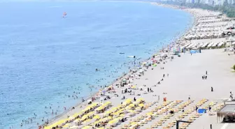 Antalya'da Yoğun Sıcaklık ve Nem, Sahillerde Kalabalık Oluşturdu