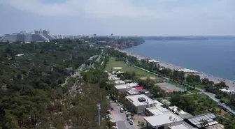 Antalya'da Bunaltıcı Sıcak ve Nem Sahilleri Doldurdu