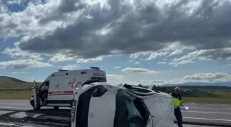 Ardahan'da Hafif Ticari Araç Devrildi: 2 Yaralı