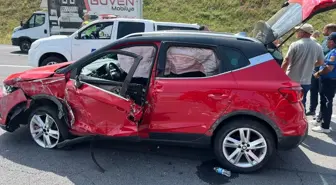 Ardahan'da Otomobil ve Otobüs Çarpıştı: 3 Yaralı