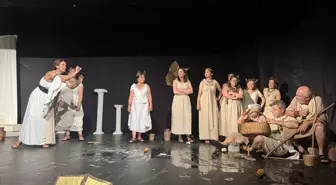 KODOSK Tiyatro Topluluğu 'Lysistrata' Oyununu Sahneledi