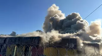Arnavutköy'de Lojistik Deposunda Yangın