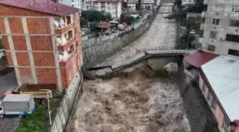 Artvin'deki Tarihi Kesmetaş Köprü Su Seviyesinin Yükselmesiyle Çöktü