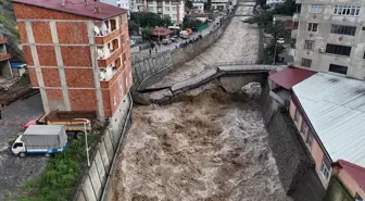 Artvin'deki Tarihi Kesmetaş Köprü Su Seviyesinin Yükselmesiyle Çöktü