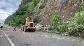 Karadeniz Sahil Yolu'nda Heyelan: Ulaşım Kapandı