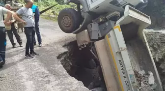 Artvin'de Heyelan Nedeniyle Kapanan Yolda Kamyon Çukura Düştü
