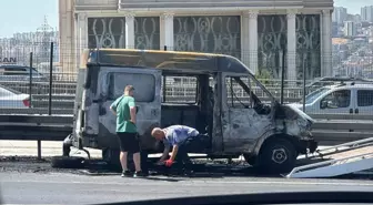 Avcılar'da Minibüs Yangını Trafiği Etkiledi