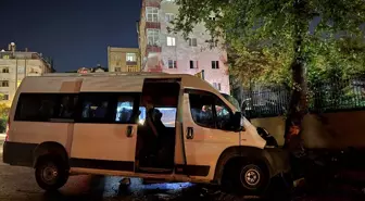 Avcılar'da Minibüs ile Otomobil Çarpıştı: 4 Yaralı