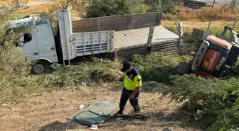 Aydın'da İş Makinesi Taşıyan Kamyon Şarampole Devrildi: 2 Yaralı