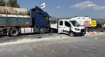 Aydın'da Tır ile Kamyonetin Çarpışması: 3 Yaralı